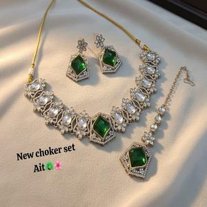 Ensemble de collier et boucles d'oreilles en or plaqué antique Kundan de qualité supérieure, Maang Tikka pour fiançailles, anniversaire, mariage - Product Image 1