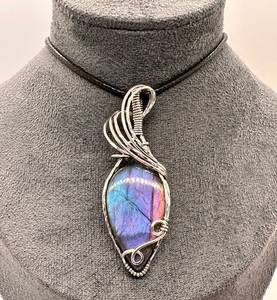 Pendentif en Labradorite arc-en-ciel de barbe à papa fait à la main en argent sterling collier de pierres précieuses enroulé de fil unique - Product Image 1