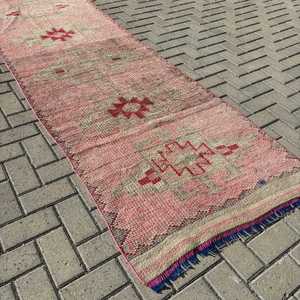 Alfombra Turca Vintage, Alfombra de 3x11.5 pies, Alfombra Roja con Estampado Animal - Product Image 1