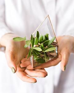 Boîte à bagues en verre en forme de triangle Organisateur de bijoux en verre et métal Cadre polonais antique pour fiançailles de mariage d'anniversaire - Product Image 2