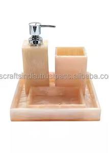 Juego de baño de resina de 4 piezas elegante más vendido 100% accesorios modernos hechos a mano para un espacio elegante al mejor precio de la India - Product Image 4