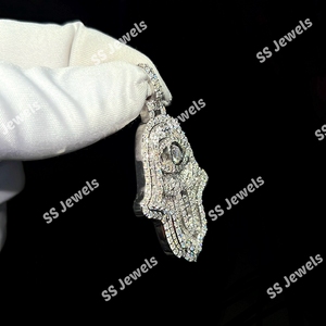Colgante de Mano de Fátima con Diamante Cultivado en Laboratorio VVS1 de Corte Brillante, Hecho a Medida, en Plata de Ley 925 con Baño de Rodio y Diseño Iced - Product Image 3