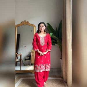 Salwar kameez de luxe en chinon avec un haut orné de broderies lourdes et un pantalon palazzo avec un dupatta en chinon assorti pour la saison des fêtes, directement de l'usine - Product Image 4