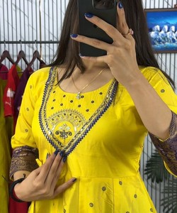 Kurti de créateur Zoya en coton brodé et imprimé à la feuille, tenue de fête, prix de gros, vêtement ethnique pour femmes - Product Image 4