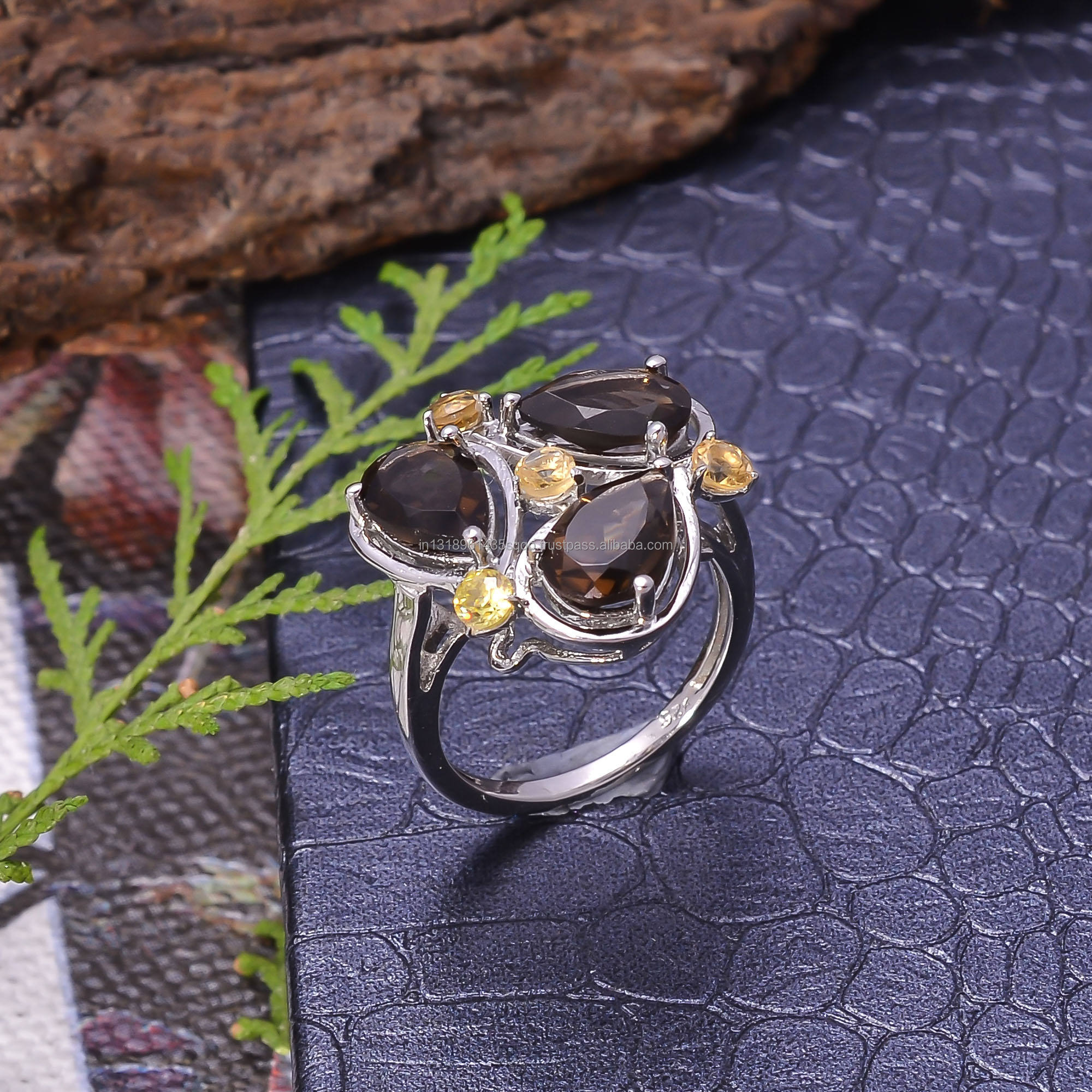 สีน้ำตาล