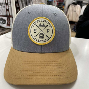 Gorras Trucker Personalizadas de Alta Calidad con Diseño Nuevo de 6 Paneles, Parche de Cuero Bordado, Patrón Impreso y Malla Transpirable de Dos Tonos - Product Image 4
