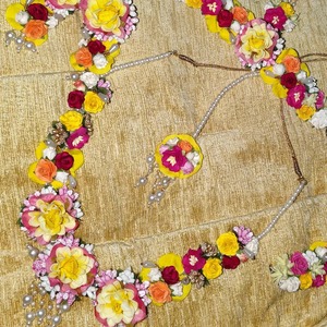 Bijoux élégants Rose Mehndi pour la mariée Haldi avec collier Tikka, boucles d'oreilles et bracelet, ensemble floral fait à la main - Product Image 6