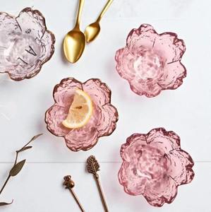 Bol décoratif en verre en forme de fleur de luxe avec bord doré, parfait pour la décoration de table, la présentation de repas raffinés et le style de la maison - Product Image 6