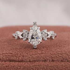 Bague de fiançailles en or rose jaune blanc massif avec diamant taille poire avec sertissage Muse Alliance de mariage en diamant cultivé en laboratoire à la mode - Product Image 1