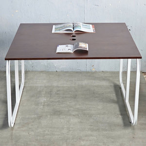 HBMN031 Escritorio Doble Moderno y Minimalista, Muebles de Oficina de Diseño Contemporáneo, Patas de Metal y Madera de Melamina para Uso Hospitalario - Product Image 3