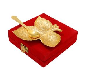 Bol décoratif en laiton avec motif de feuilles et boîte d'emballage rouge pour cadeaux de mariage Mini cuillère et bol en laiton à feuilles - Product Image 1