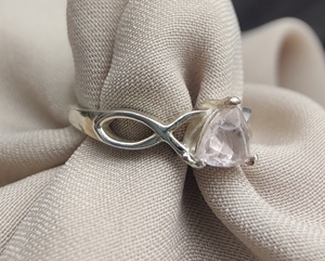 แหวนเงินแท้ 925 ประดับโรสควอตซ์ทรงทริลเลียน พร้อมตัวเลือกชุบทอง เครื่องประดับพลอยทำมือ ขายส่ง - Product Image 2