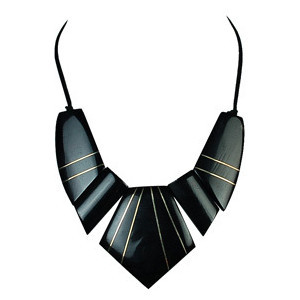 Collier avec pendentif en résine sculptée perlée, cordon multi-tissu et fermoir métallique - Product Image 3