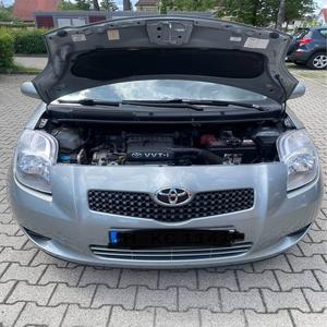 Compre un Toyota Yariss 4dr 4wd Sedan bastante usado en stock, el mejor precio, envío rápido disponible - Product Image 1