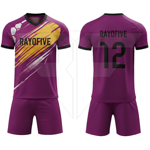 Nouvelle conception de maillots de football personnalisés respirants et imprimés, uniformes d'équipe de haute qualité avec logo et nom d'équipe personnalisés - Product Image 1