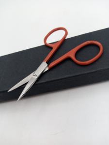 Tijeras Profesionales para Cejas con Recubrimiento en Polvo Color Naranja Oscuro, Hoja Recta de Acero Inoxidable con Punta Afilada y Logotipo Personalizado - Product Image 2