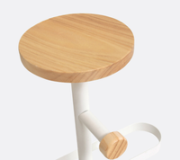 Porte-manteau sur pied extensible et personnalisable en métal thermolaqué au design moderne pour salon
