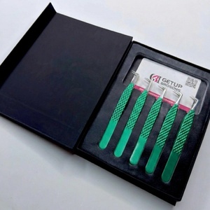 Venta al por Mayor de Pinzas para Extensión de Pestañas GETUP BROSONS IMPEX de Acero Inoxidable Antimagnético con Recubrimiento de Polvo Verde y Punta Plateada con Agarre de Diamante - Product Image 1