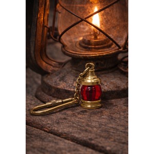 Porte-clés de style vintage avec design de lanterne élégant pour un accès facile la nuit - Product Image 1