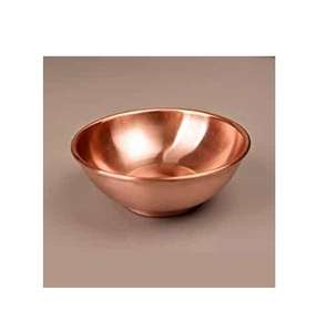 Plato de cobre de diseño elevado en tres patas de latón macizo unidas a una base de cobre redondeada y decoración floral - Product Image 5