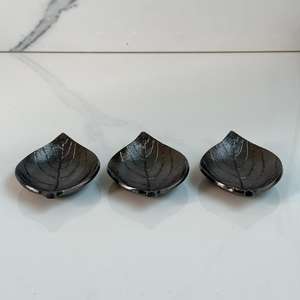 Juego de 3 Platos Decorativos Hechos a Mano con Diseño de Hoja Fundida, Vide-Poche con Acabado en Níquel Negro para Bodas y Fiestas al Precio Más Bajo en India - Product Image 4