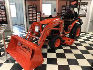 Tractor 4x4 para granja pequeña de menos de 40 caballos de fuerza, modelo KUBOTA B2601, con cargador frontal y cortadora de césped. - Product Image 3