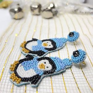 Boucles d'oreilles pingouin perlées bleues blanches faites à la main pour femmes accessoires animaux de noël uniques bijoux de mode d'hiver - Product Image 1
