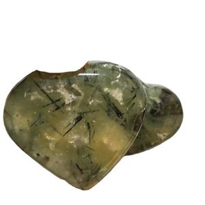 Cristal de Prehnita Natural en Forma de Corazón, Gema Pulida, Tallado de Corazón - Product Image 1