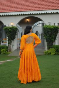 Vestido de fiesta de rayón con fabricante y proveedor de vestidos de trabajo Kutchi Gamthi de India a precio barato para la venta - Product Image 4