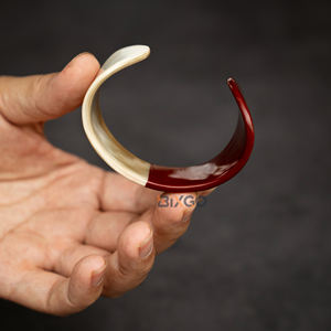 Brazaletes Artesanales Personalizados de Cuerno de Búfalo Natural, Brazalete en Forma de C, Semi-Pintado en Rojo - Product Image 4