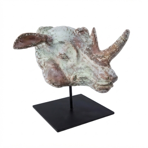 Sculpture de tête de rhinocéros en bois artisanal, sculptée en teck rustique, avec base en métal, pour décoration de table. - Product Image 1