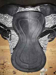 Treeless Sintético Zebra Black Horse Tack Treeless Freemax Silla de montar sintética + circunferencia, todos los tamaños disponibles para la venta desde la India .. - Product Image 2