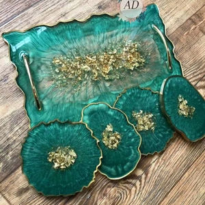 Plateau de service en résine véritable fait à la main avec poignées en or Plateau de rivière décoratif à usage domestique avec ensemble de 4 sous-verres - Product Image 1