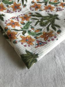 Tela de Algodón Estampada a Mano con Bloques Florales Blancos, Motivo Tradicional de Jardín Indio - Product Image 3