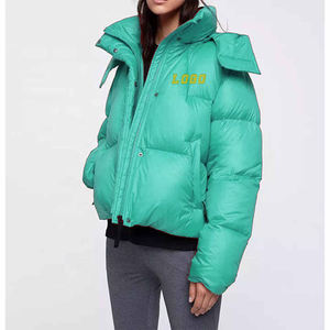 Blouson d'hiver personnalisé pour femme, col montant, coupe courte, en PU, avec logo, blouson matelassé personnalisé pour femme - Product Image 3