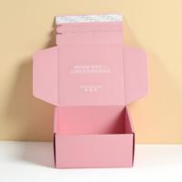 Boîte d'expédition en carton rose de luxe avec fermeture éclair, forme personnalisée, pelliculage mat et doublure en mousse pour chaussettes et sous-vêtements