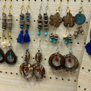 Fabricant de boucles d'oreilles en coquille de noix de coco Collier fait à la main Bijoux en coquille de noix de coco/Bijoux de plage et de festival - Product Image 1