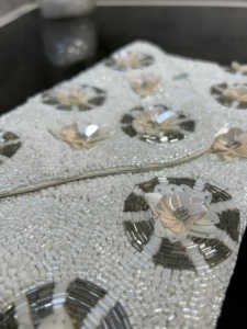 Bolso de mano de noche con diseño de flores y nubes de seda de lujo, perlas, cadena pequeña de diamantes de imitación, forro de algodón impermeable para bodas y fiestas - Product Image 2