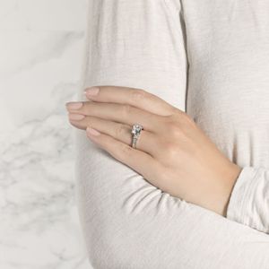 Bague de fiançailles en moissanite à trois pierres coupe princesse - Product Image 1