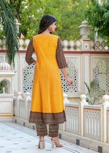 Conjunto de Kurta Anarkali con Estampado Geométrico Zig Zag de Algodón para Mujer, Pantalón y Dupatta, Largo hasta la Pantorrilla, Cuello Redondo, Manga Tres Cuartos, Color Mostaza - Product Image 5