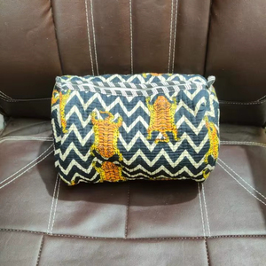 Cosmetiquera Reutilizable con Cierre de Cremallera, Acolchada, Estampada a Mano con Diseño de Animales Ecológicos, en Tela de Algodón - Product Image 1