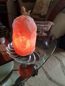 Lampe artisanale en sel rose de l'Himalaya avec base en bois sculpté élégant pakistanais à collectionner pour la décoration intérieure naturelle et le bien-être - Product Image 3