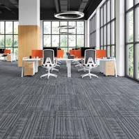 Dalles de moquette en nylon ignifuge 50x50cm à motif linéaire numérique pour sièges d'entreprise et revêtements de sol modulaires modernes