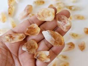 Cristaux de citrine brute naturelle de 1 kg, pierres de qualité supérieure pour la méditation et la décoration, prix de gros. - Product Image 3