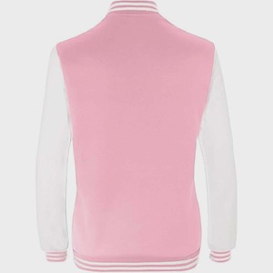 เสื้อแจ็คเก็ตวาร์ซิตี้สีชมพูอ่อนและสีขาว – สไตล์ลำลองแบบนักศึกษา ตัวเสื้อสีชมพูพาสเทล แขนเสื้อสีขาว - Product Image 2
