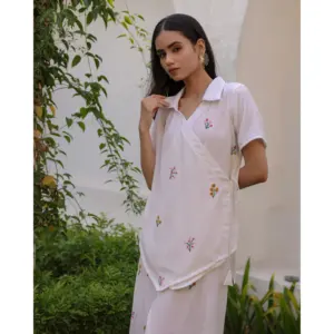 Ensemble de deux pièces en georgette florale blanche Elle, tenue courte avec motif floral et style élégant, tailles XS-XL - Product Image 1