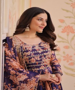 DESIGNER RUSSE SOIE IMPRESSION NUMÉRIQUE AVEC SEQUENCE BRODÉE ROBE DE TRAVAIL AVEC DUPATTA FESTIVE WEAR PRIX DE GROS VÊTEMENT ETHNIQUE - Product Image 3