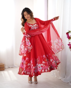 Lanzamiento de este conjunto de traje Anarkali de organza con estampado floral negro, clásico y atemporal, para las próximas festividades o temporada de bodas. - Product Image 3