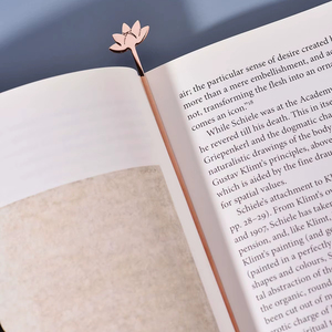 Marcapáginas de metal rústico con talla antigua, perfecto para los amantes de la historia y los lectores que disfrutan de los accesorios vintage diarios - Product Image 1