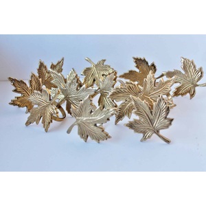 Rond de serviette en métal fait à la main Vaisselle Accessoires décoratifs Conception de feuille d'érable Anneaux de serviette en or royal faits à la main - Product Image 2